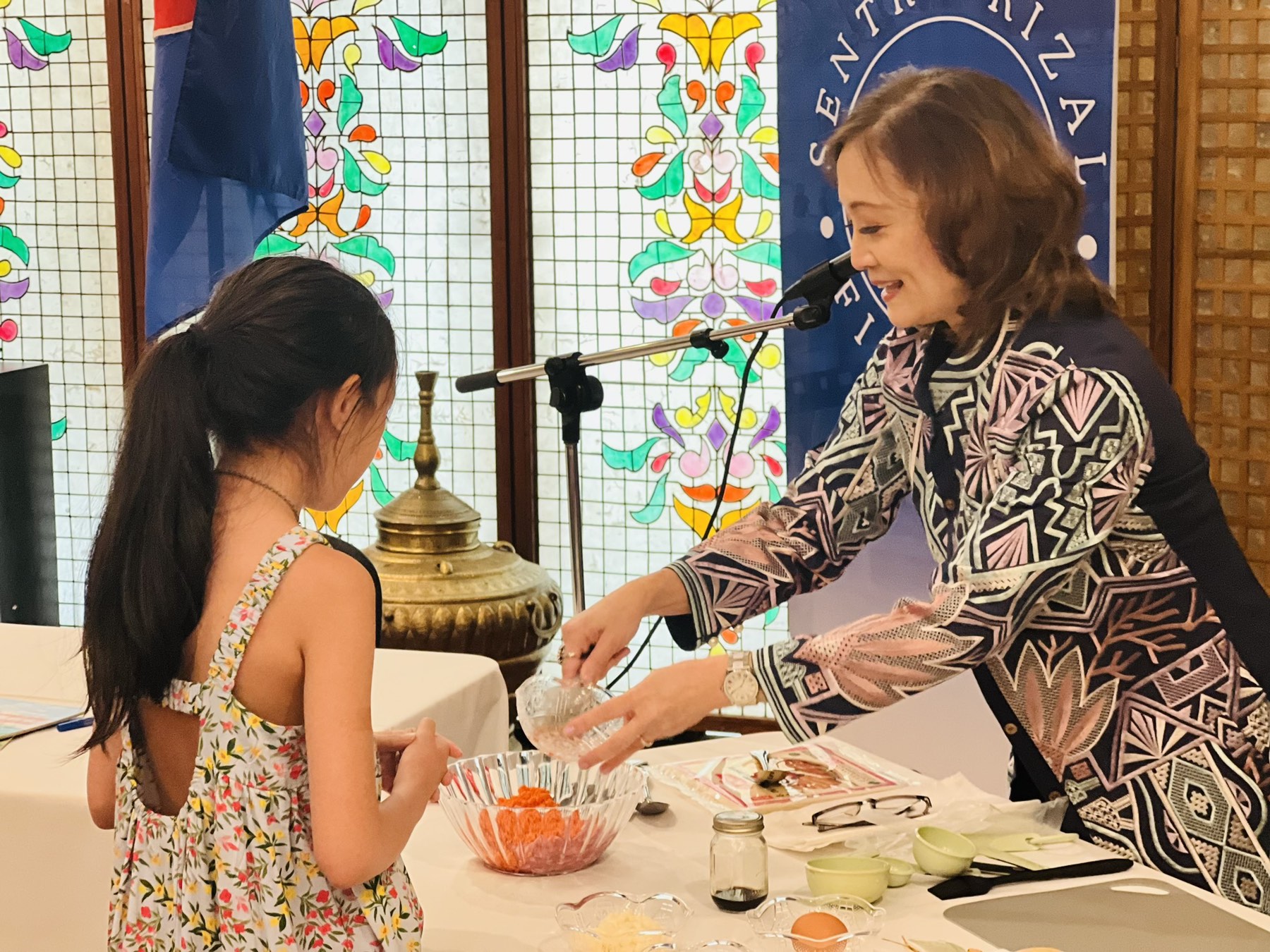 Lumpia for Lunch: A Kaiya Story: A perfect book for beginner readers,  Filipino-American's or those interested in the culture.: LaCompte, Colette:  9798476500841: : Books