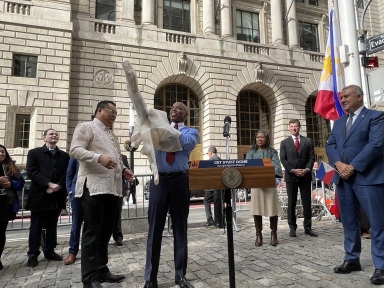 New York City Mayor Dons a Barong Tagalog
